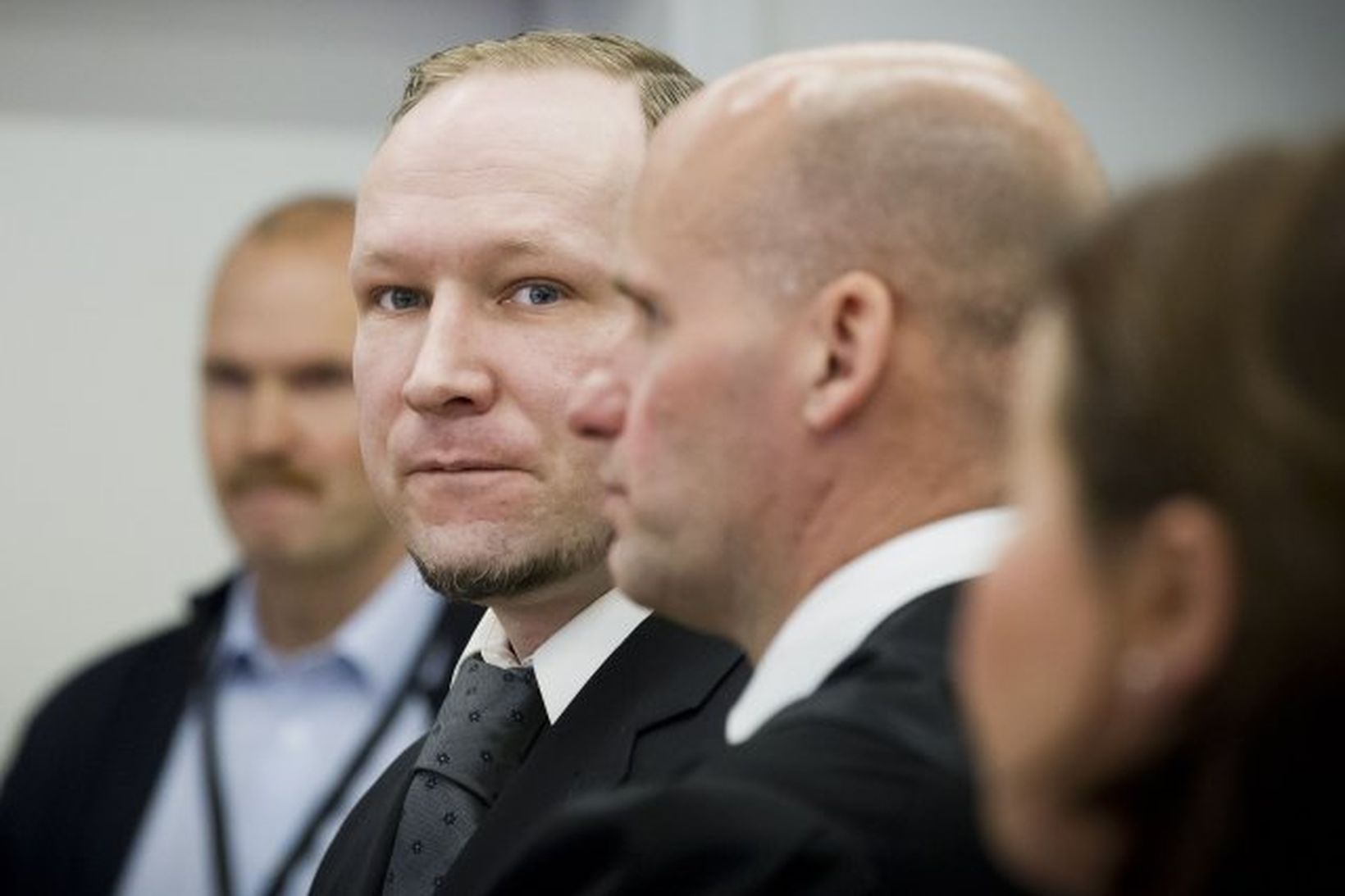 Anders Behring Breivik ásamt verjanda sínum Geir Lippestad í réttarsal …