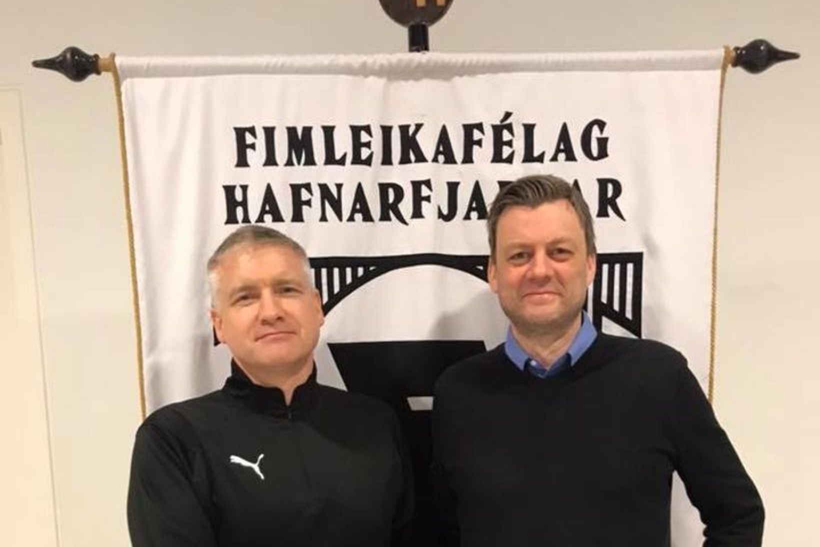 Magnús handsalar samninginn við Ásgeir Jónsson formann handknattleiksdeildar FH.