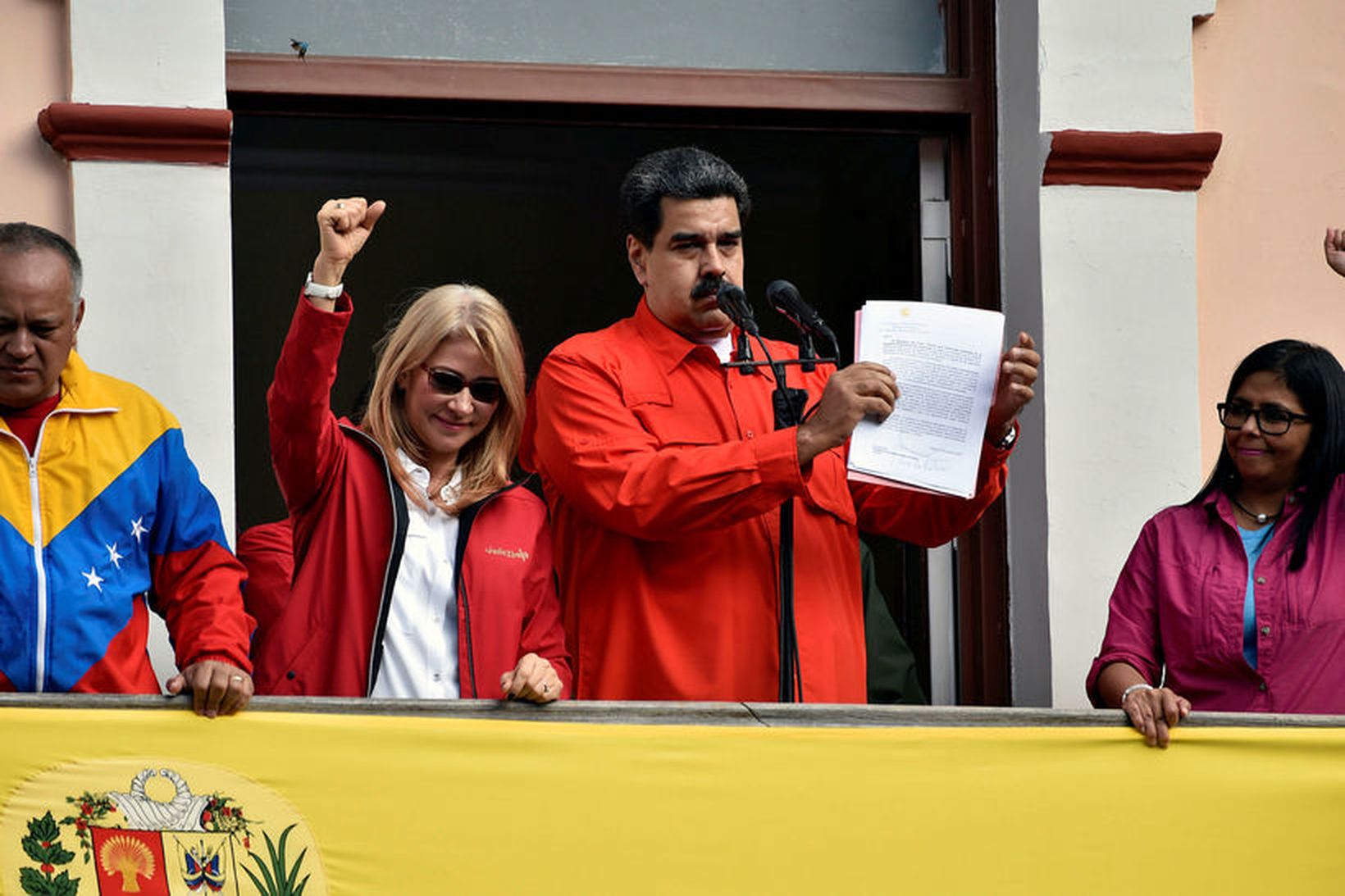 Nicolas Maduro með skjalið sem hann undirritaði um að slíta …