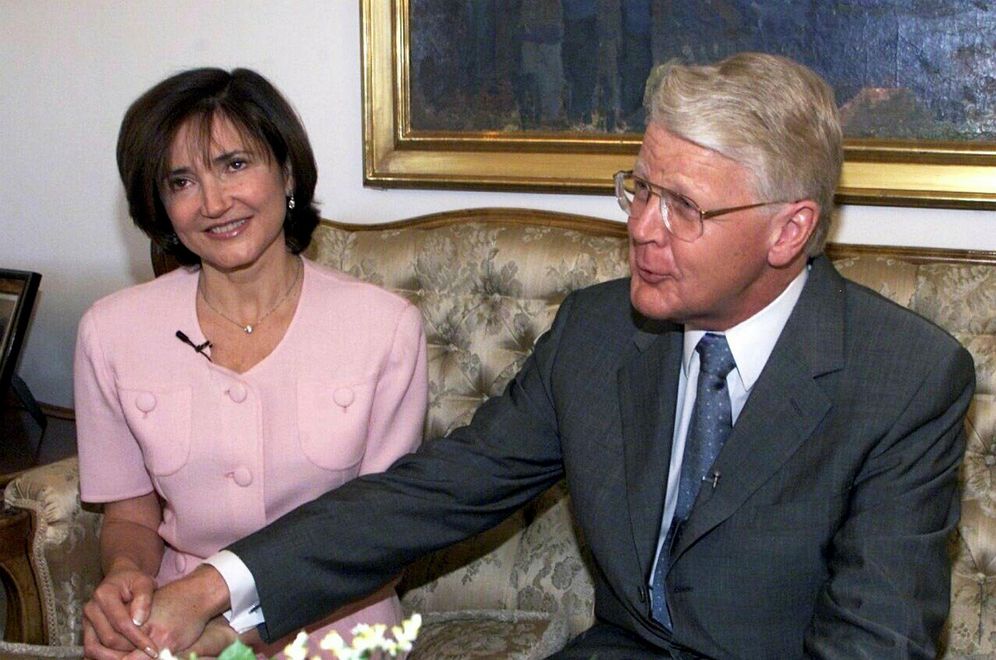 Grímsson announced his engagement to Moussaieff in May 2000.