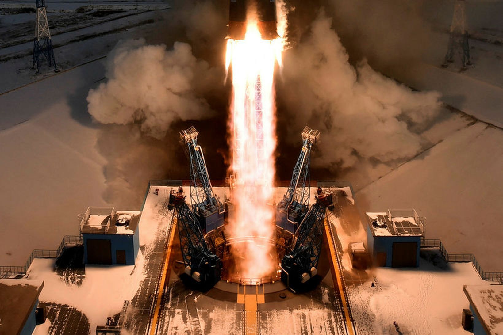 Geimflaugin Soyuz-2.1b fer á loft með veðurtunglið Meteor-M 2-1.