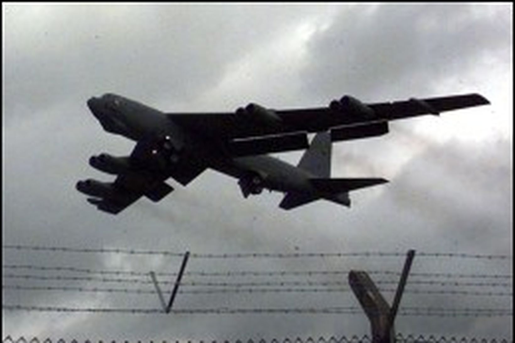 B-52 sprengjuflugvélar fóru frá herflugvelli í Bretlandi í morgun með …