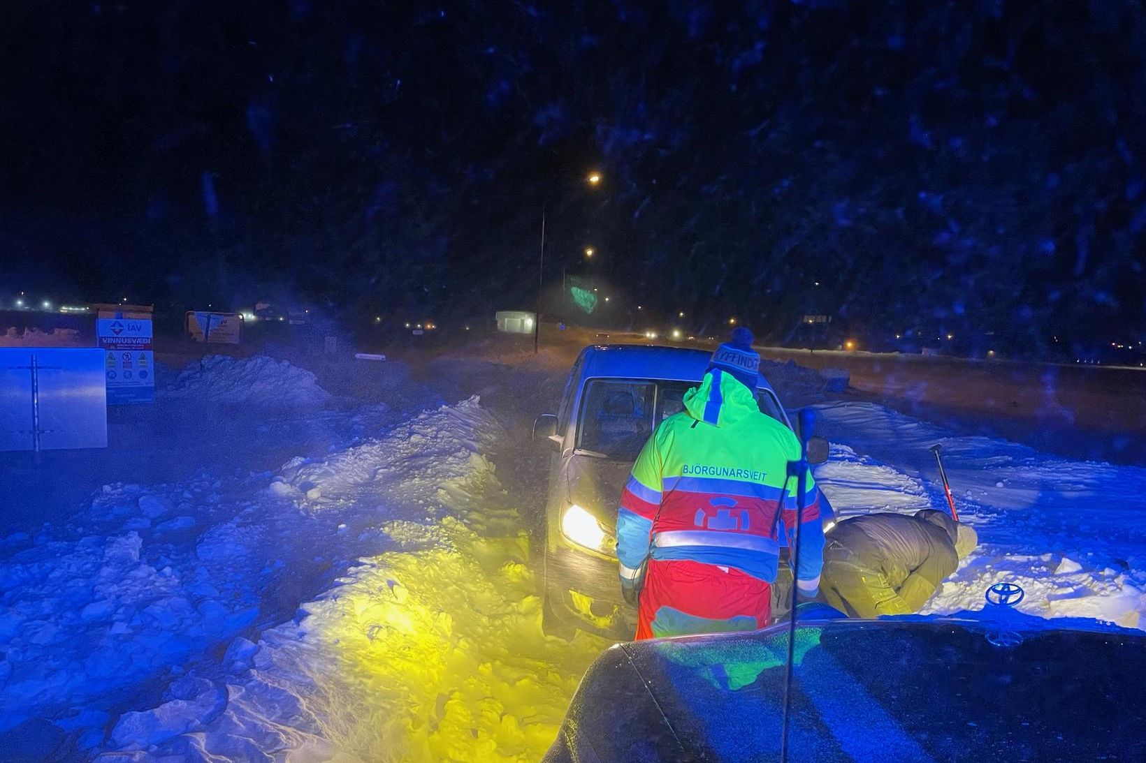 Töluverður fjöldi bíla situr fastur á Suðurnesjum. Aðstoð frá Reykjavík …