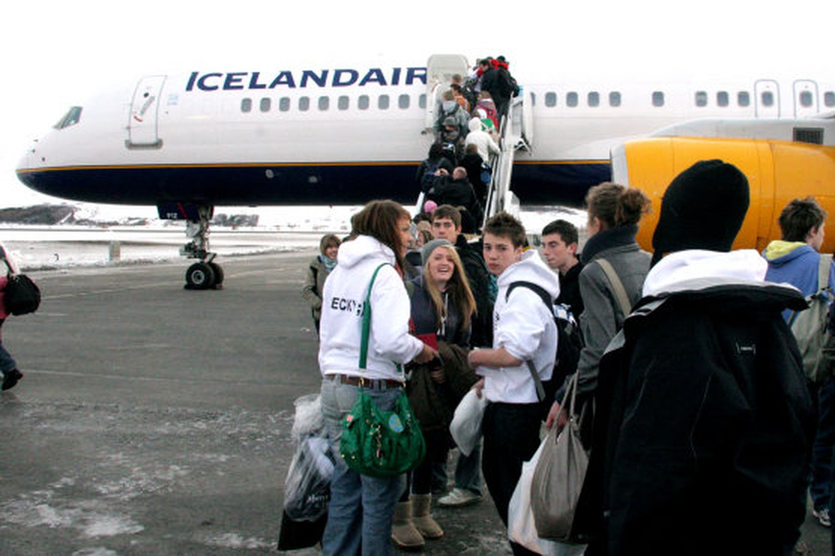 Farþegar á Akureyri bíða eftir því að komast um borð …