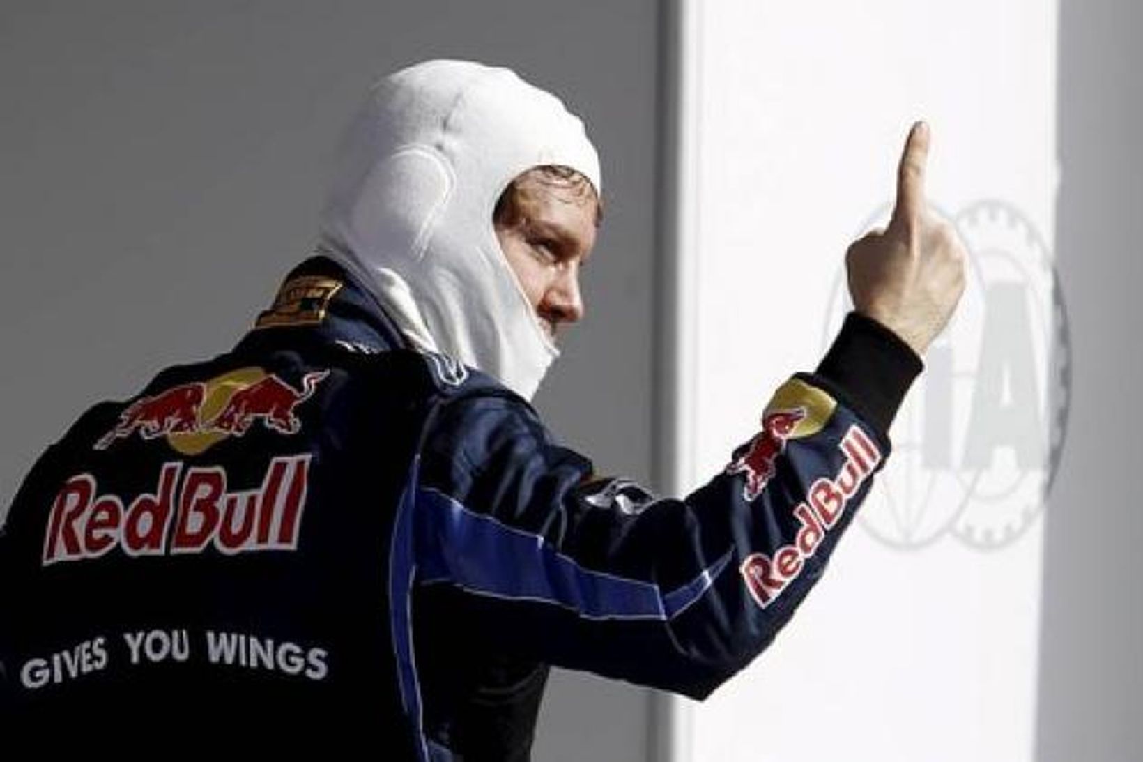 Vettel fagnar ráspólnum í Barein í gær.