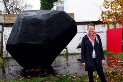 Svart Í Höggmyndagarðinum má sjá skúlptúr Loga sem heitir &bdquo;Svartur blettur&ldquo; og vísar m.a. til …