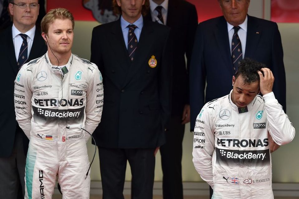 Lewis Hamilton (l.t.h.) líður ekki vel í þriðja sætinu á verðlaunapallinum í Mónakó.