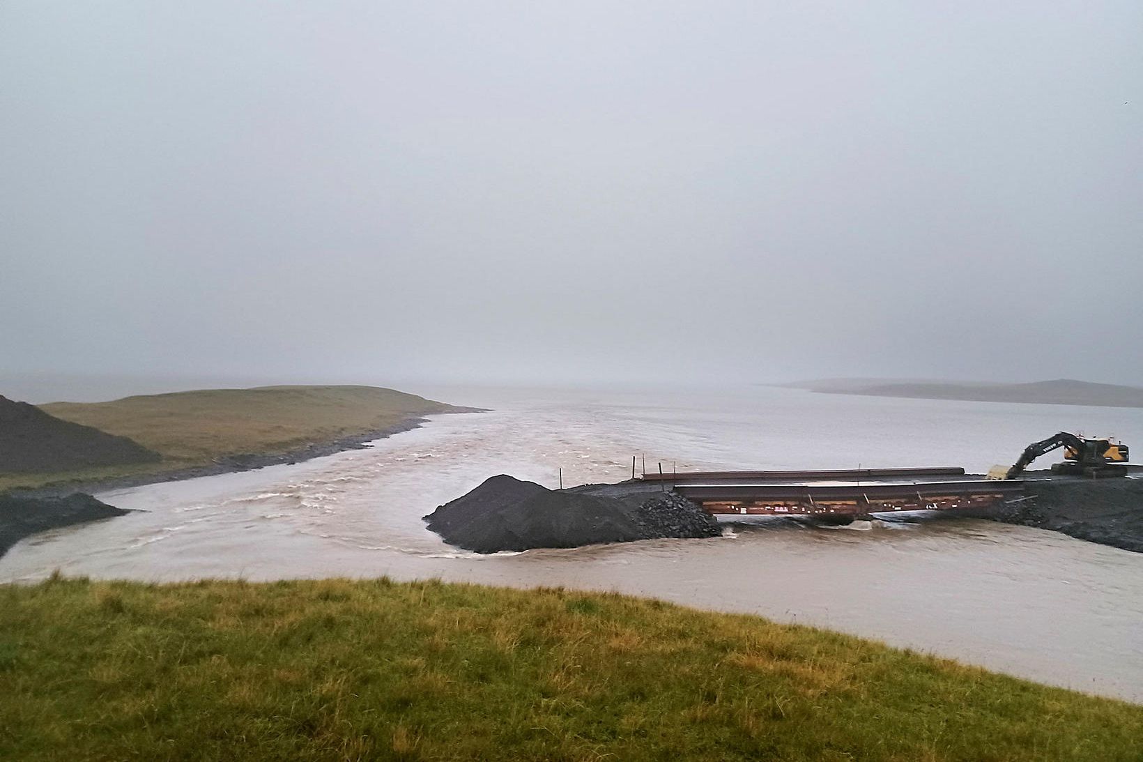 Ekki dugði að rjúfa veg að bráðabirgðabrú yfir Hoffelsá og …