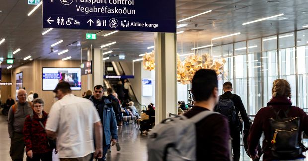 Stúlkurnar voru handteknar á Keflavíkurflugvelli.
