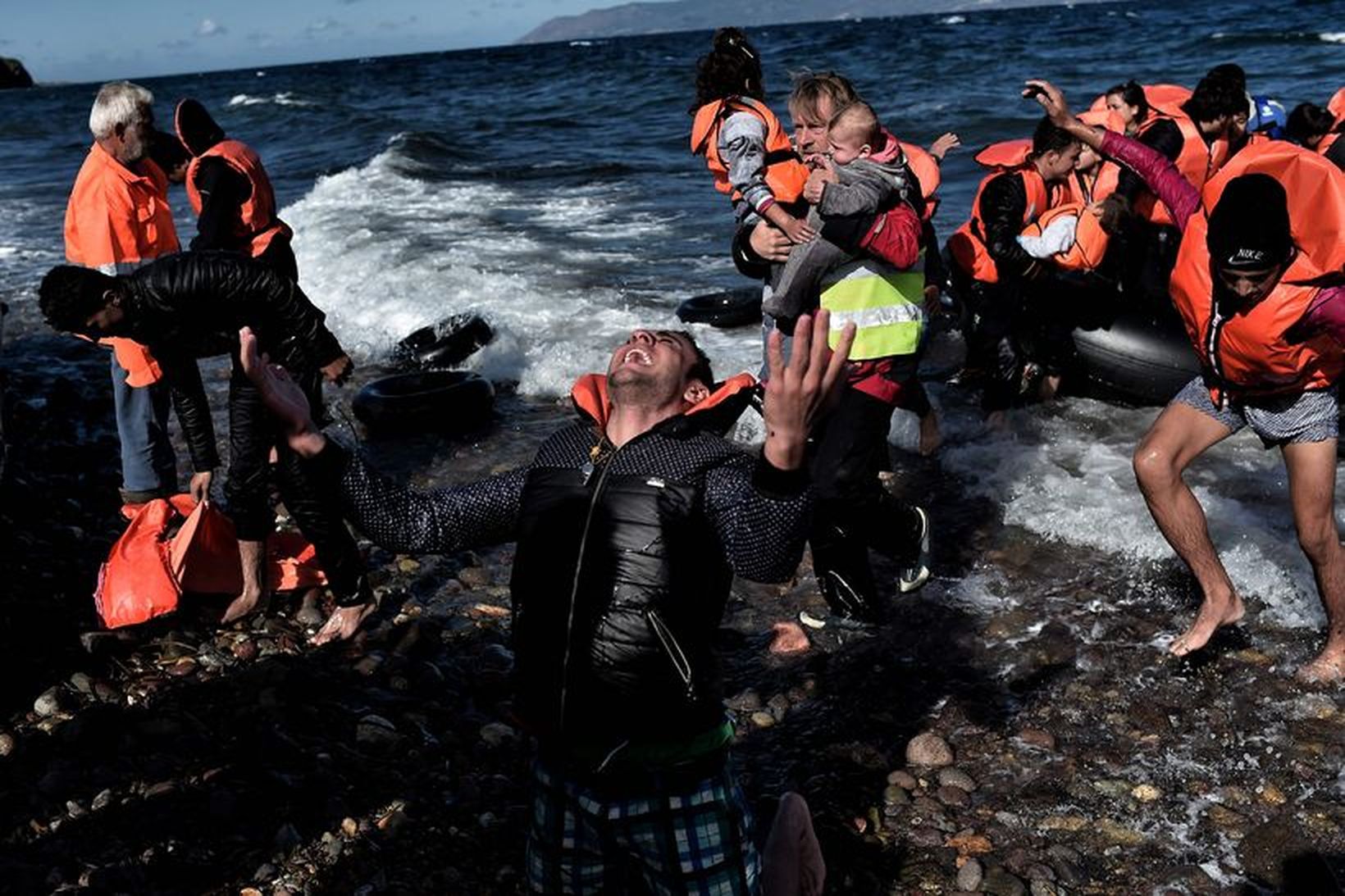 Flóttafólkið var á yfirfullum gúmmíbáti sem steytti á skeri með …