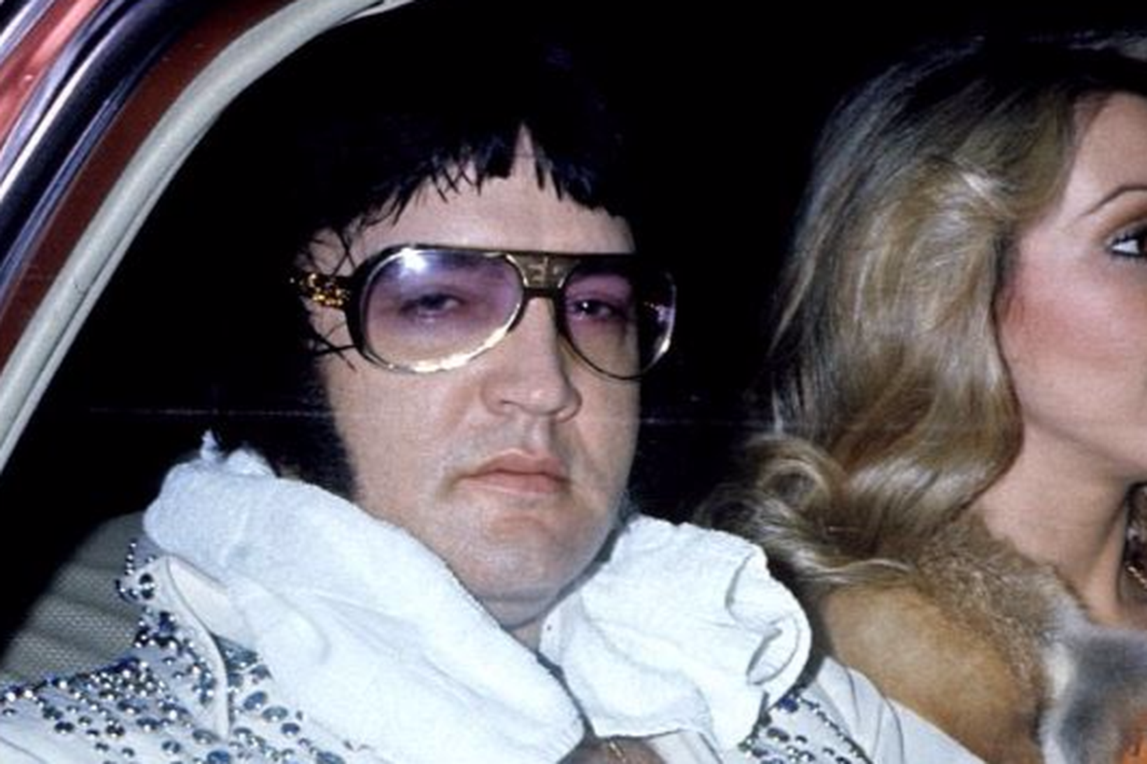 Elvis Presley og ástkona hans Linda Thompson mynduð saman árið …