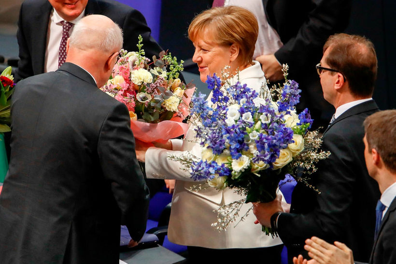 Angela Merkel tekur við árnaðaróskum á þinginu eftir endurkjörið.