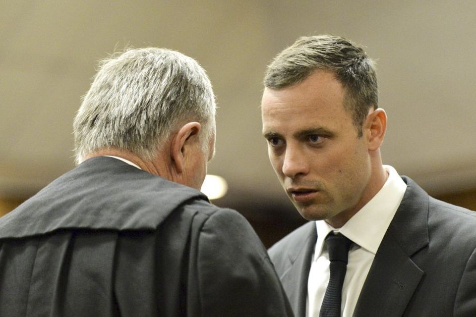 Oscar Pistorius ræðir við verjanda sinn, Barry Roux.