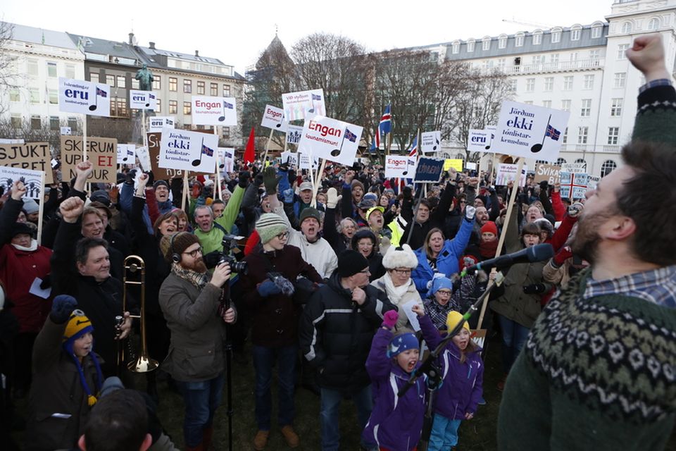 Tónlistarmaðurinn Svavar Knútur með hnefann á lofti en hann stóð að baki mótmælunum.