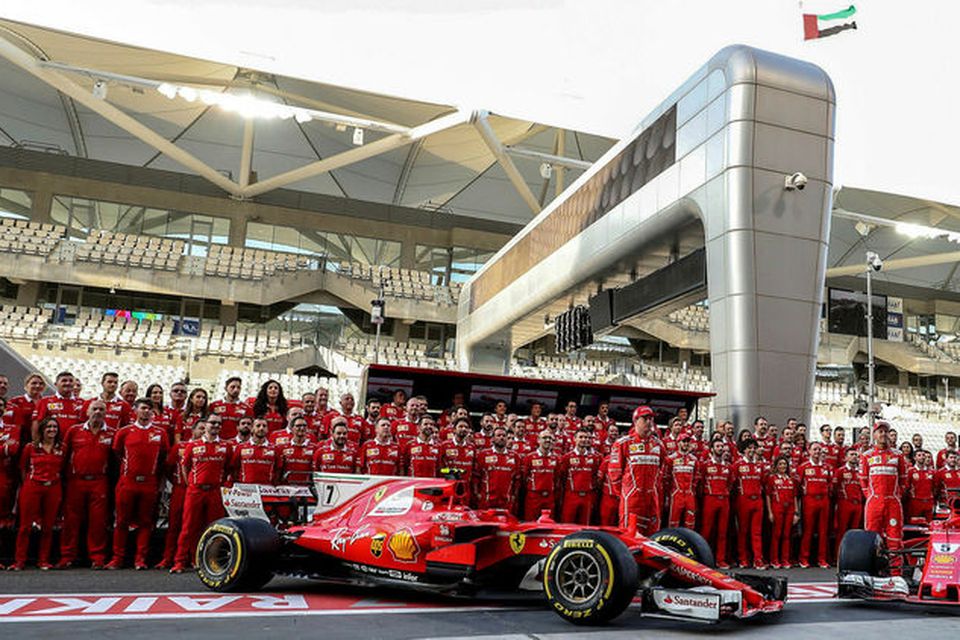 Ferrariliðið stillti sér upp fyrir ljósmyndara fyrir fyrstu æfinguna í Abu Dhabi.