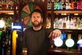 Annir Rúnar Sveinsson, vert á Irishman Pub, hefur vart undan við að hella Guinness fyrir gesti.