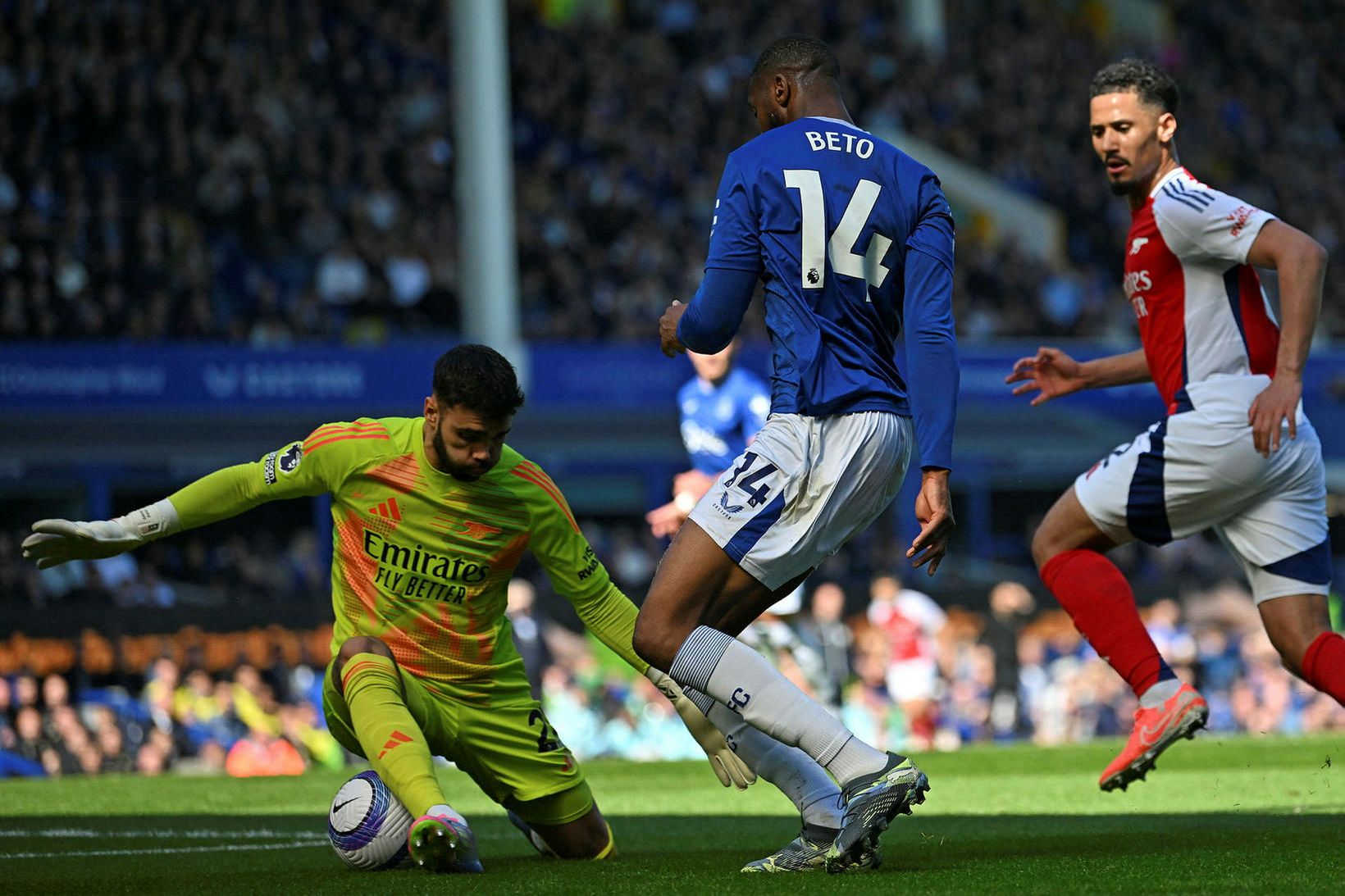 David Raya markvörður Arsenal sér vð Beto framherja Everton.