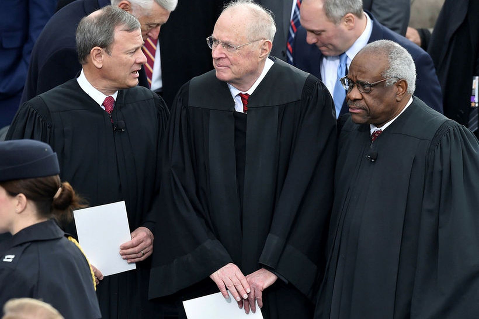 Anthony Kennedy, fyrir miðju, er næstelsti dómarinn við Hæstarétt Bandaríkjanna.