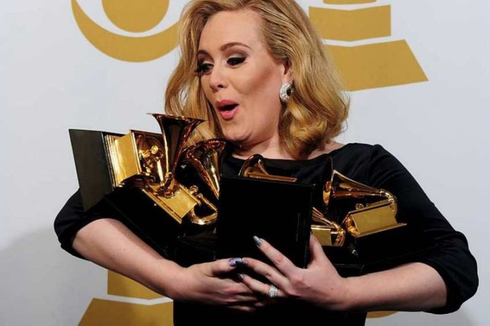 Breska tónlistarkonan Adele með sex verðlaun sem hún hlaut á Grammy-hátíðinni í Los Angeles í …