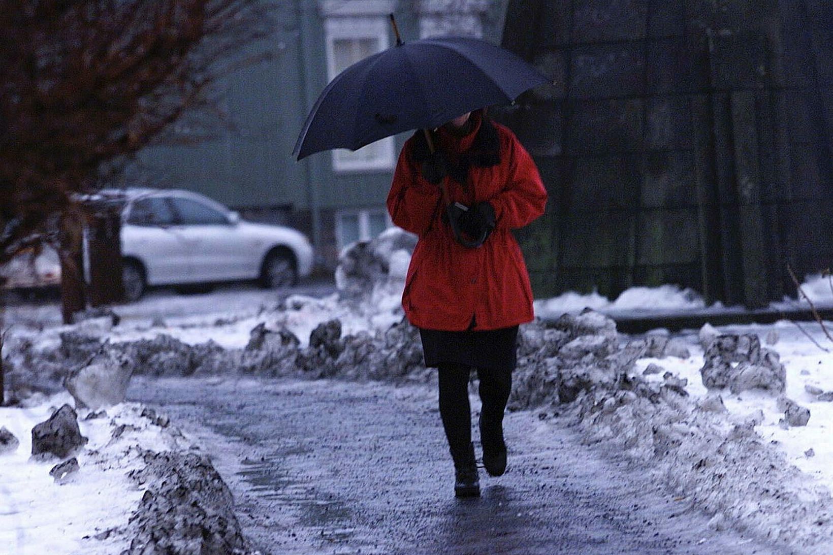 Von er á talsverðum hlýindum með stormi og rigningu og …