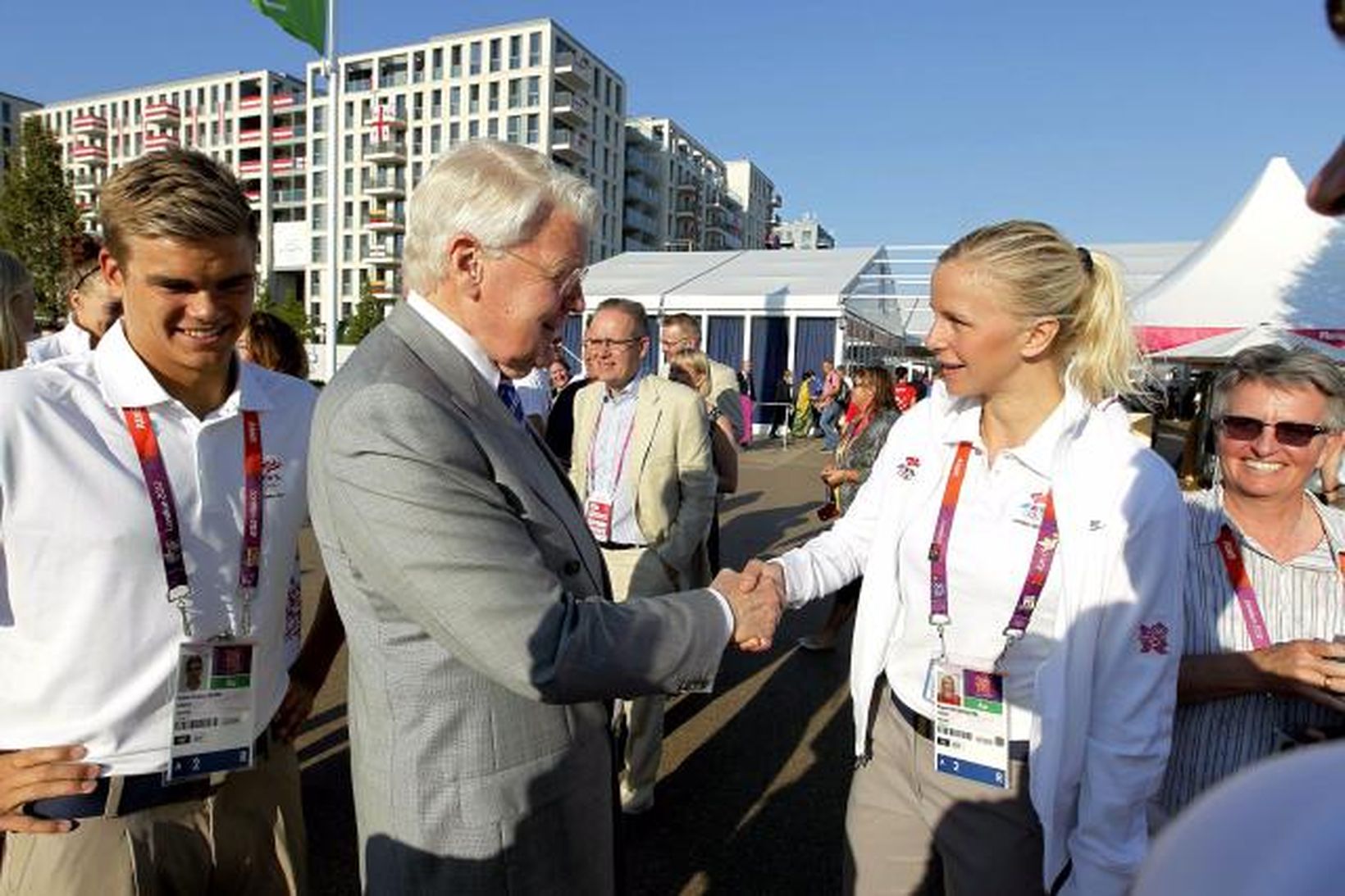 Ólafur Ragnar Grímsson heilsar Rögnu Ingólfsdóttur badmintonkonu í Ólympíuþorpinu.