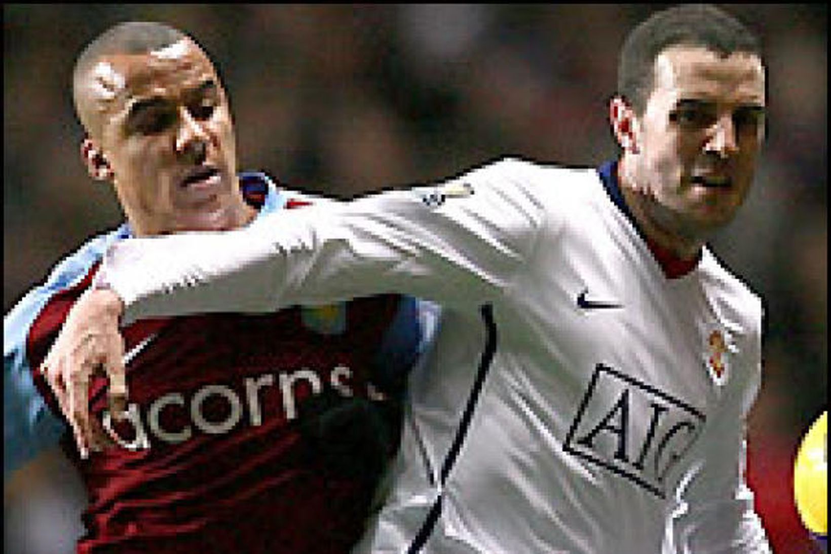 John O'Shea og Gabriel Agbonlahor í baráttunni á Villa Park.