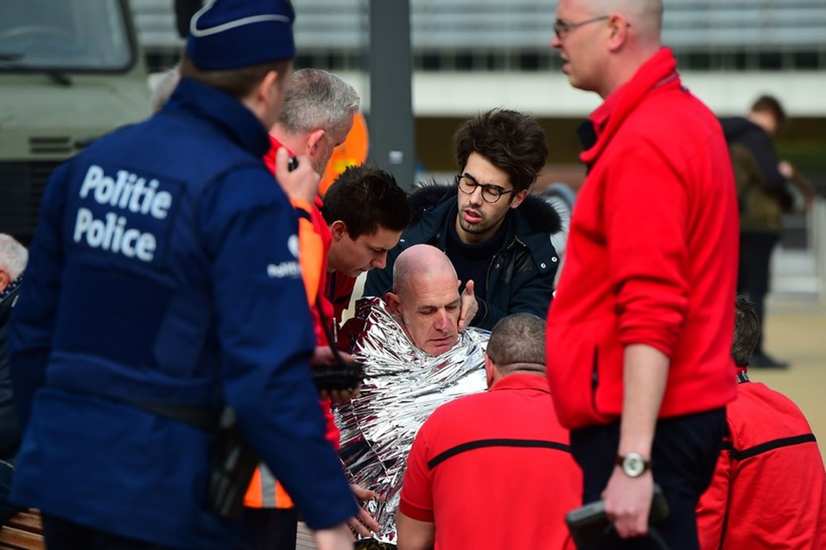 Gert að sárum farþega í Maelbeek-lestarstöðinni í Brussel.