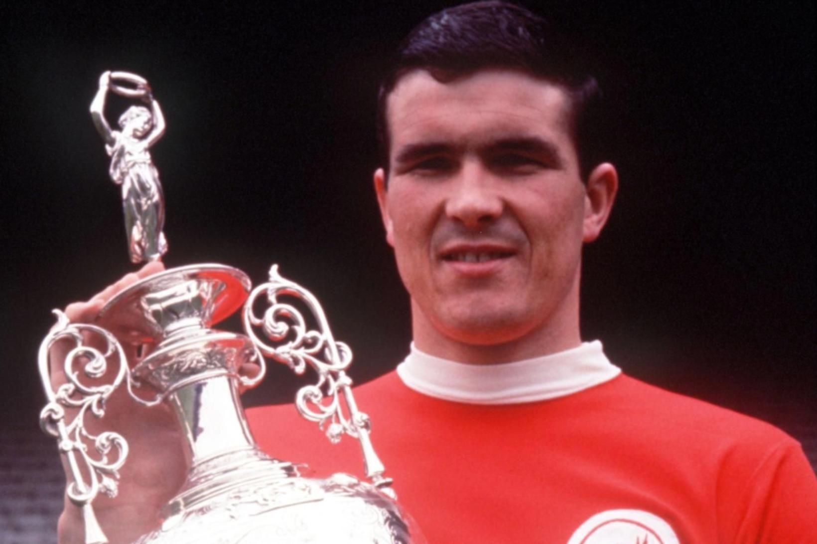 Ron Yeats með Englandsmeistarabikarinn.