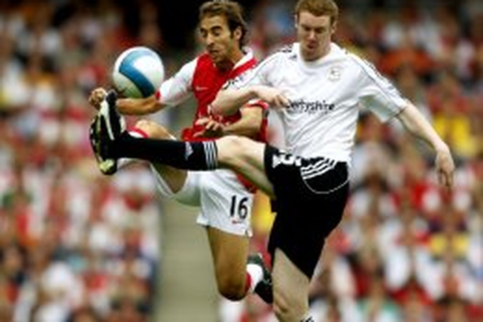 Mathieu Flamini í baráttu við Stephen Pearson leikmann Derby.