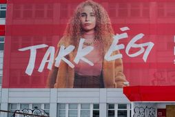 Gamlar höfuðstöðvar Íslandsbanka við Kirkjusand með þakkarborða.