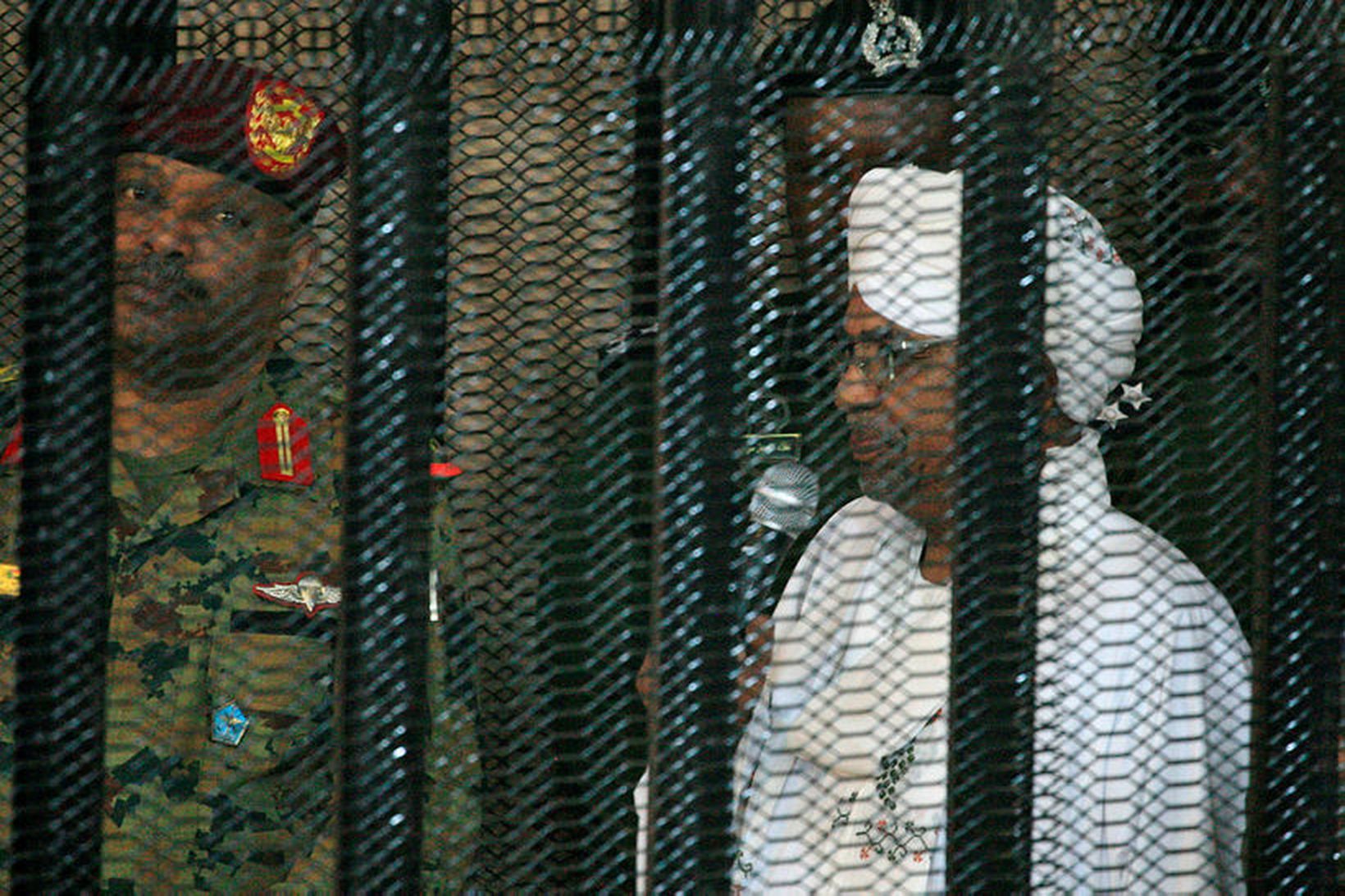 Omar al-Bashir, fyrrverandi forseti Súdans, var í sértöku búri þegar …