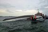 18 látnir eftir að bát hvolfdi á vinsælum ferðamannastað 