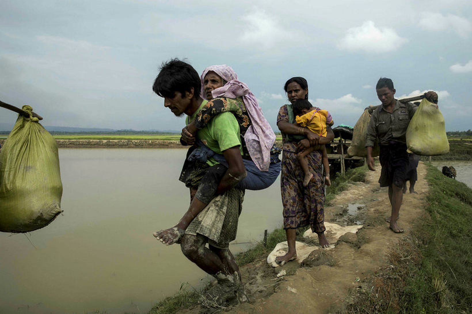 Rohingjar flýja yfir landamærin frá Búrma til nágrannaríkisins Bangladess.