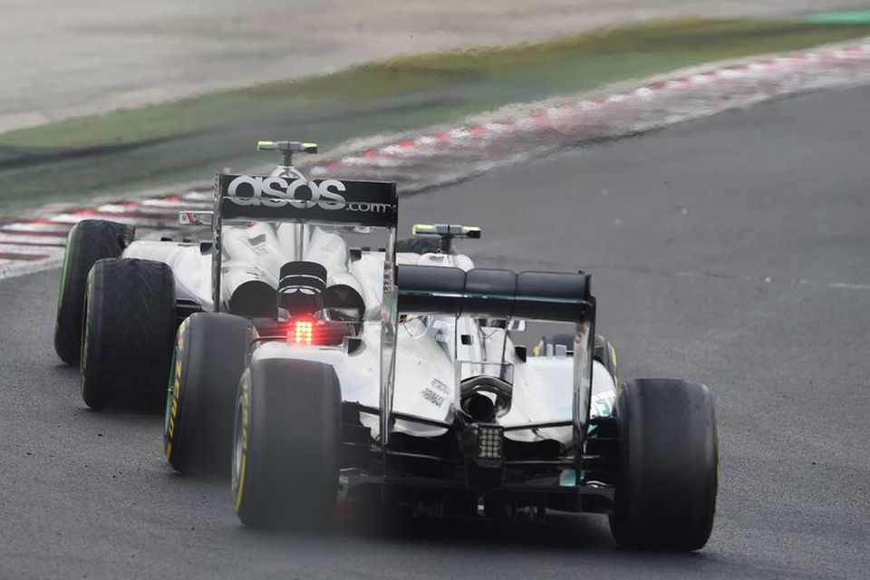Kevin Magnussen á undan Nico Rosberg í keppninni í Búdapest.