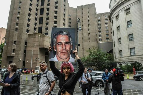 Mótmælendur krefjast þess að stjórnvöld gefi út öll gögn er varða Jeffrey Epstein.