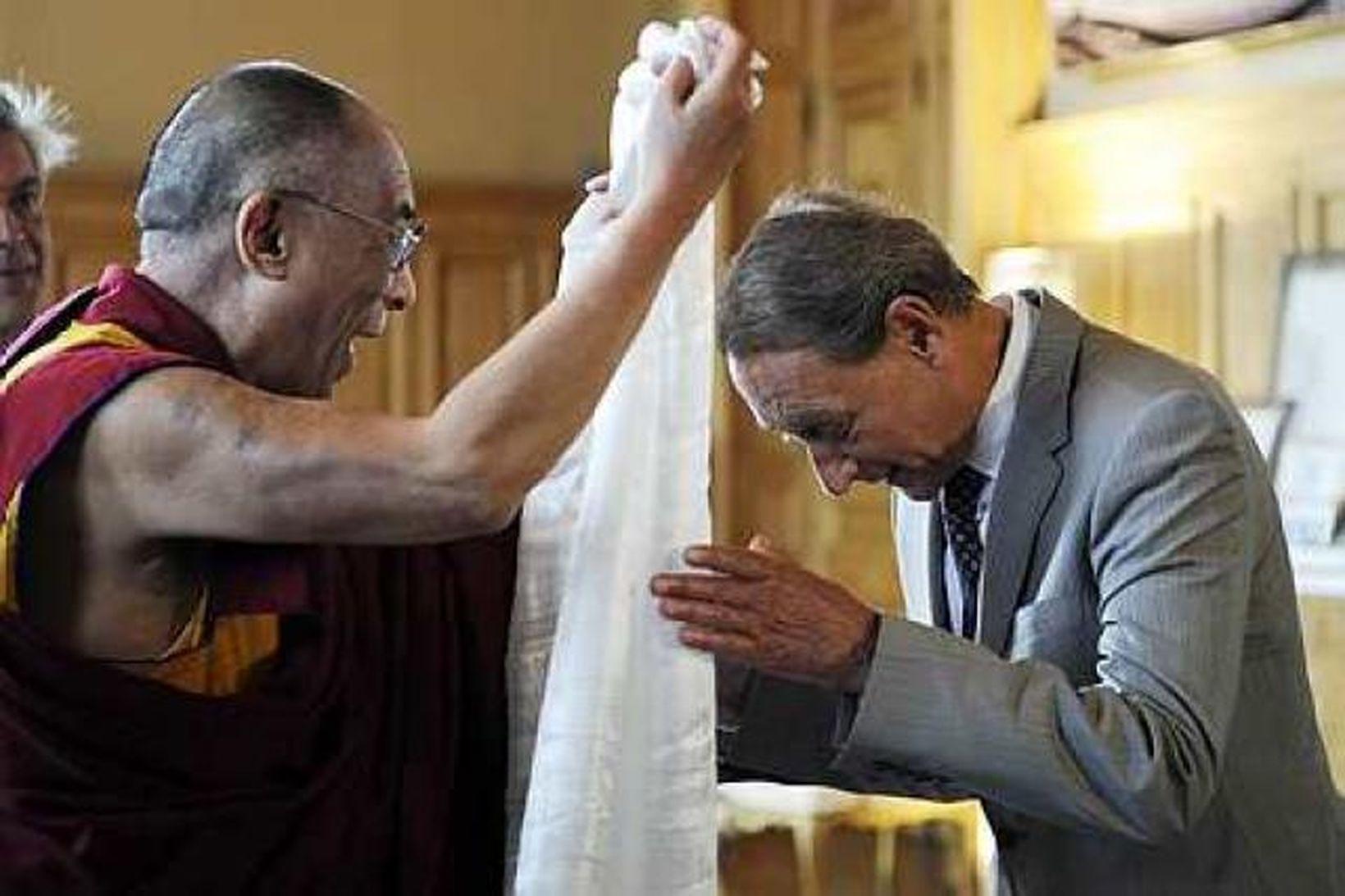 Dalai Lama færir Bertrand Delanoe borgarstjóra í París hvítan klút.