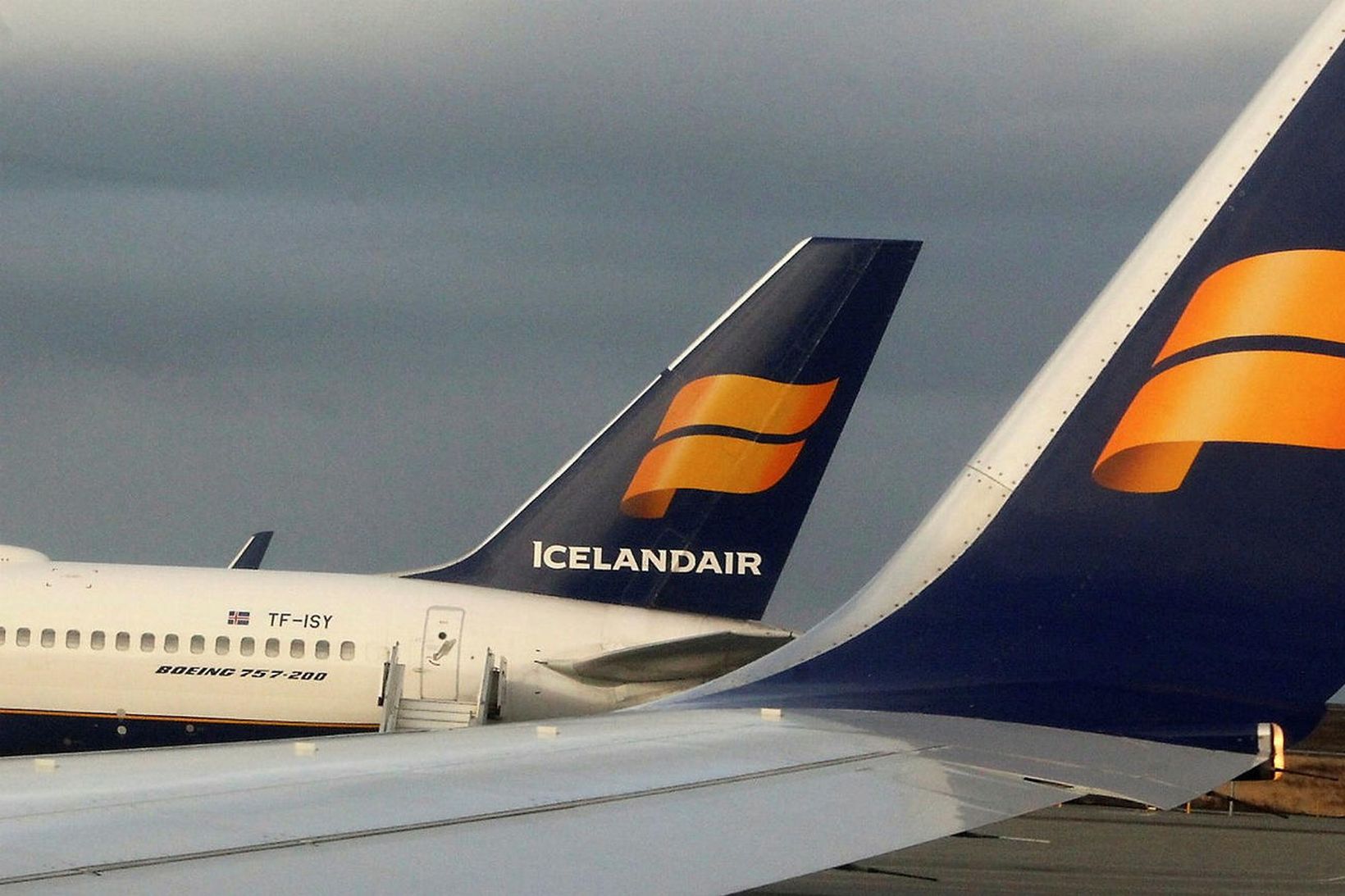 Bréf Icelandair lækkuðu í fyrstu viðskiptum í Kauphöllinni í dag.
