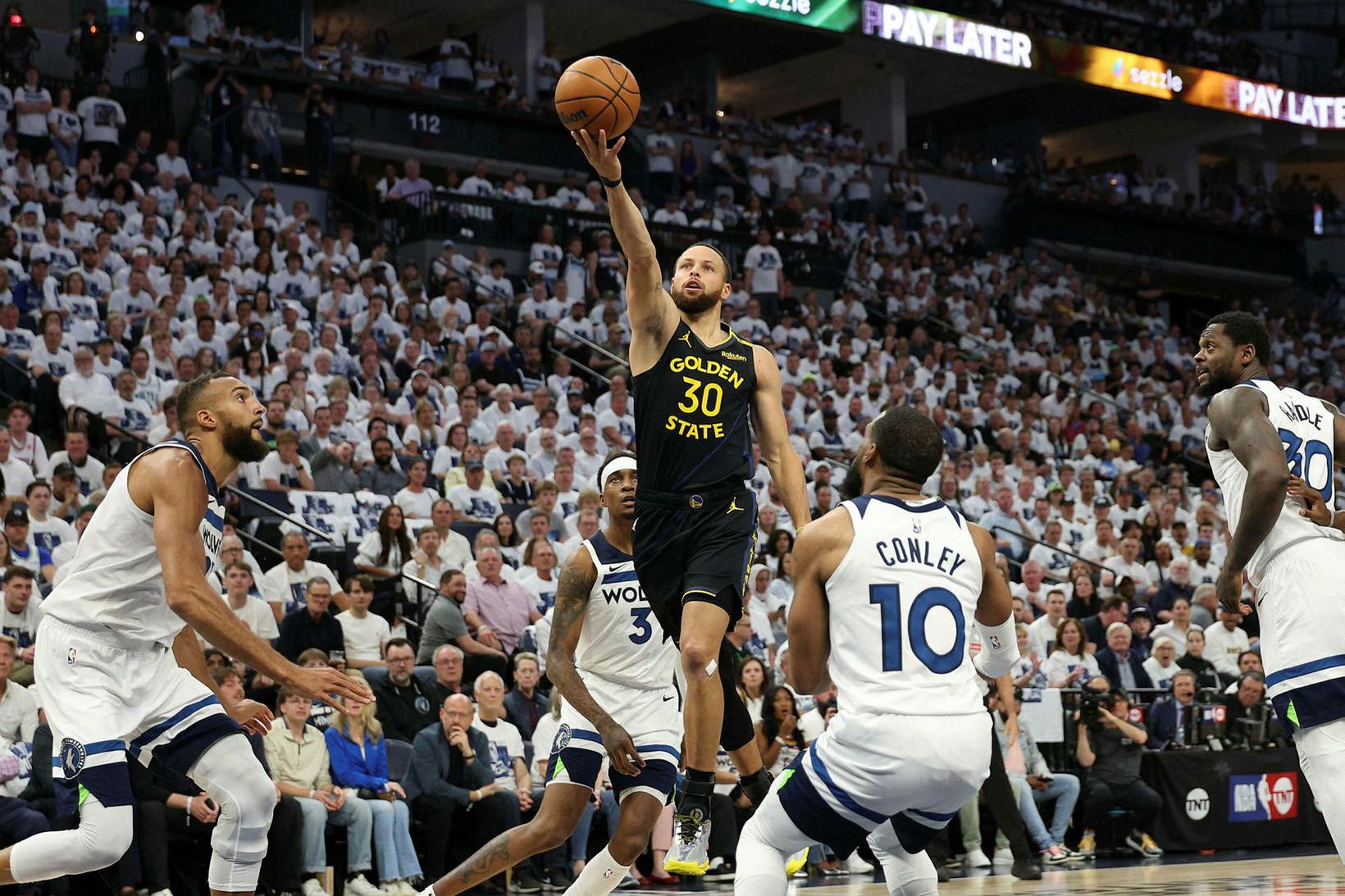 Stephen Curry fór meiddur af velli í nótt.