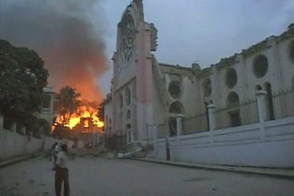 Eldar loguðu víða í Port-au-Prince, höfuðborg Haíti.