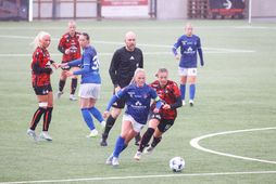 Kristín Fjóla Sigþórsdóttir fyrirliði Hauka og Harpa Karen Antonsdóttir úr Fylki í kapphlaupi um boltann …