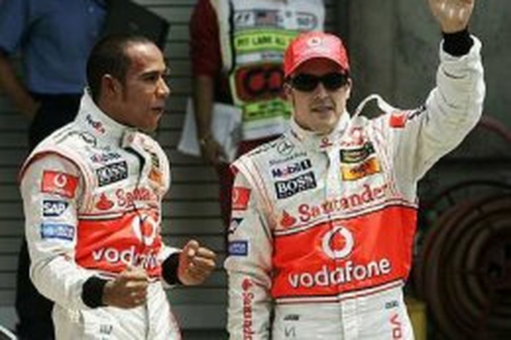 Alonso (t.h.) og Hamilton fagna tvöföldum sigri í tímatökunum í …