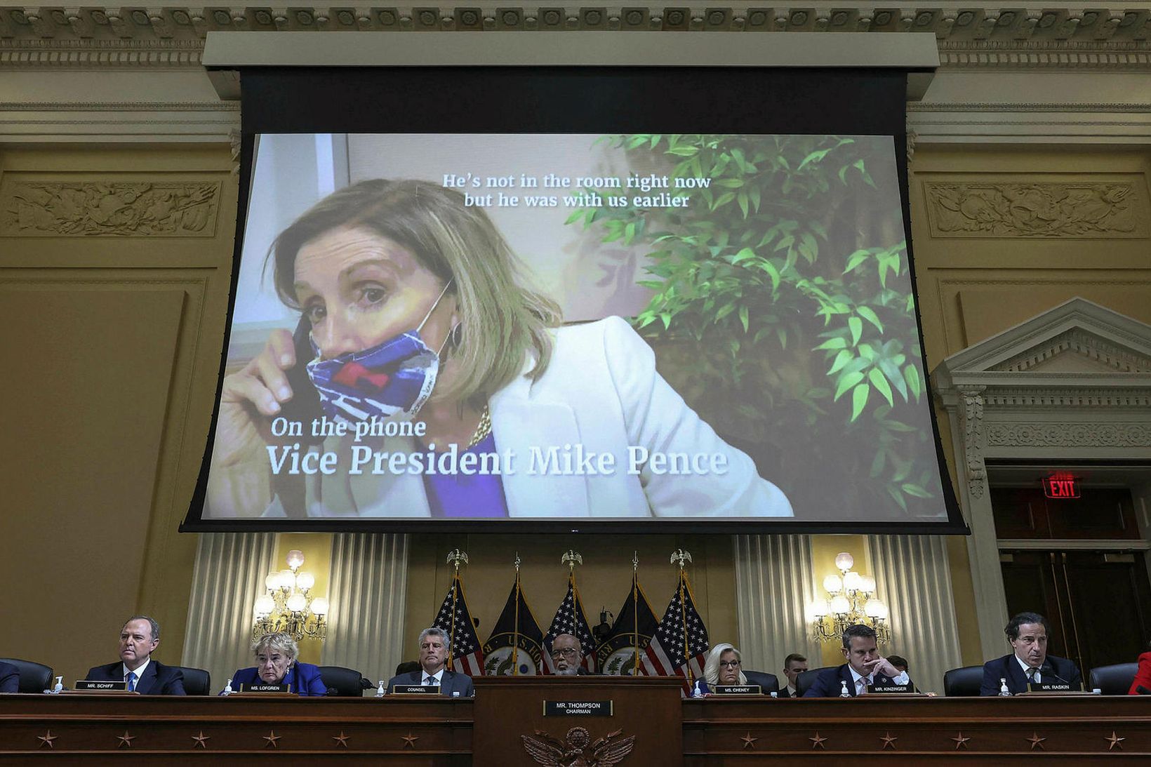 Pelosi sést hér tala í síma í myndskeiðinu sem var …