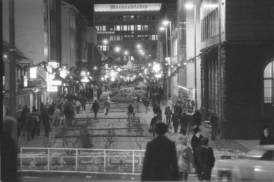 Jólaskreytingar í Austurstræti árið 1976.