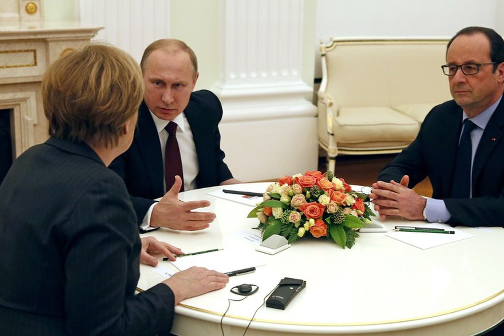 Angela Merkel, Vladimir Pútin og Francois Hollande ráða ráðum sínum …