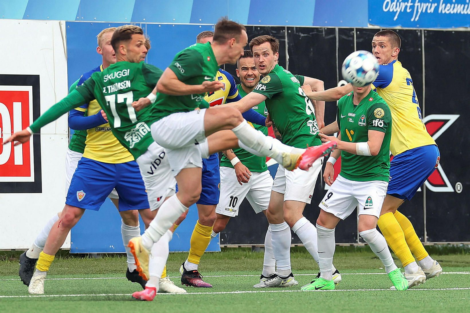 Aron Bjarnason skýtur að marki KA en hann skoraði sigurmark …
