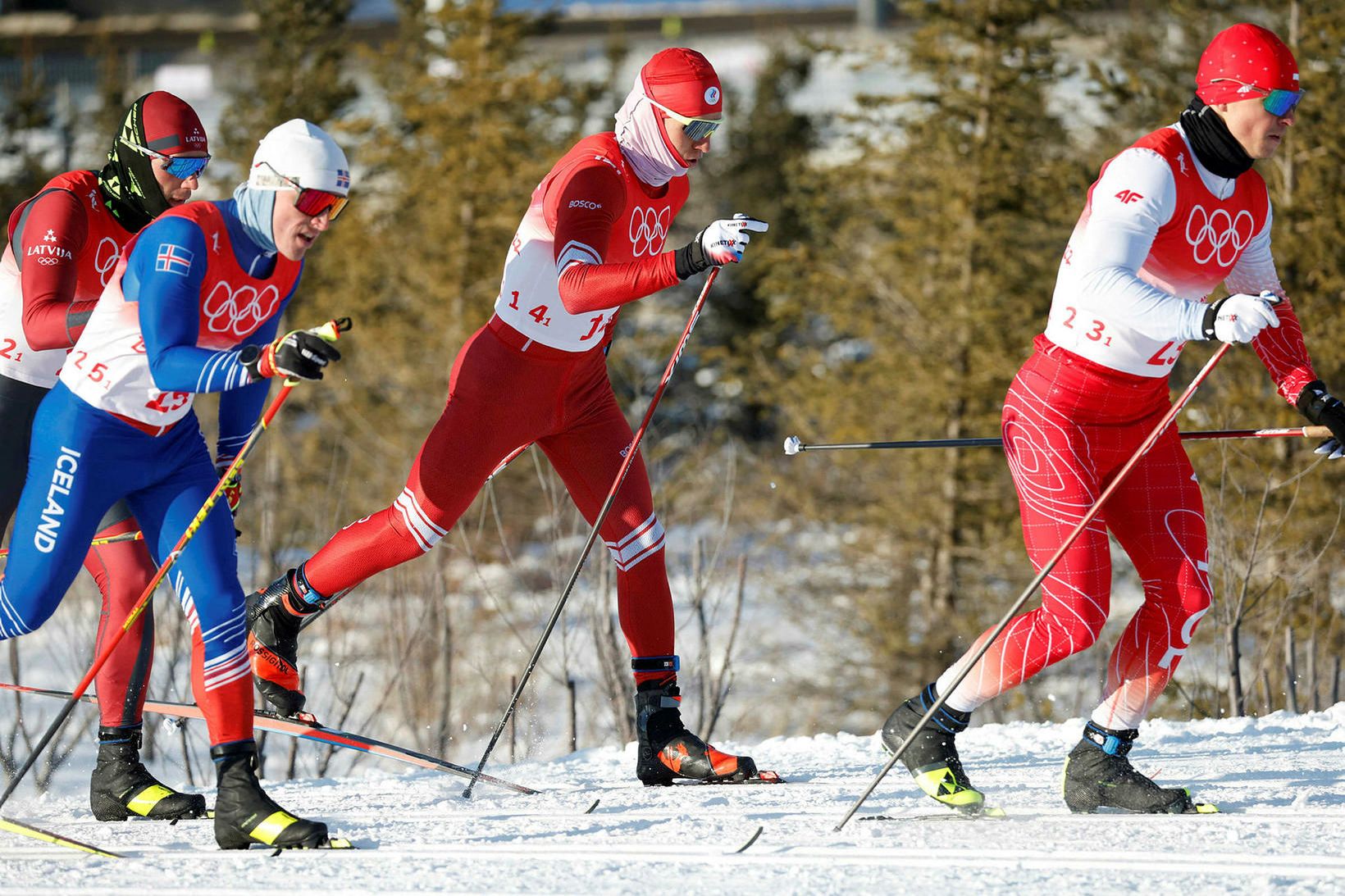 Snorri Einarsson, til vinstri, við hliðina á Ólympíumeistaranum Alexander Bolshunov.