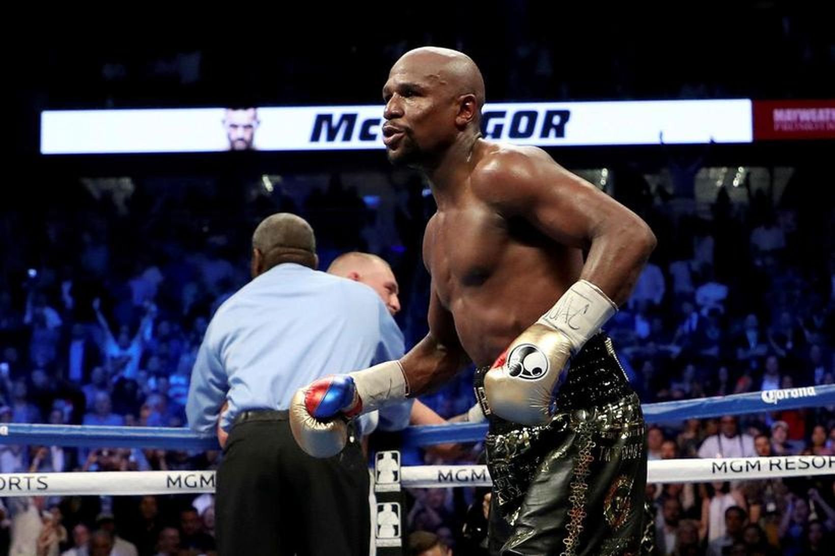 Mayweather sést hér kátur eftir að dómari stoppaði bardagann í …