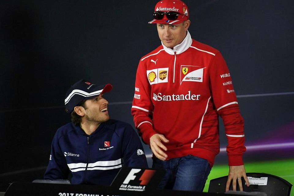 Kimi Räikkönen mætir til blaðamannafundar í Sjanghæ og sessunautur hans er Antonio Giovinazzi hjá Sauber.