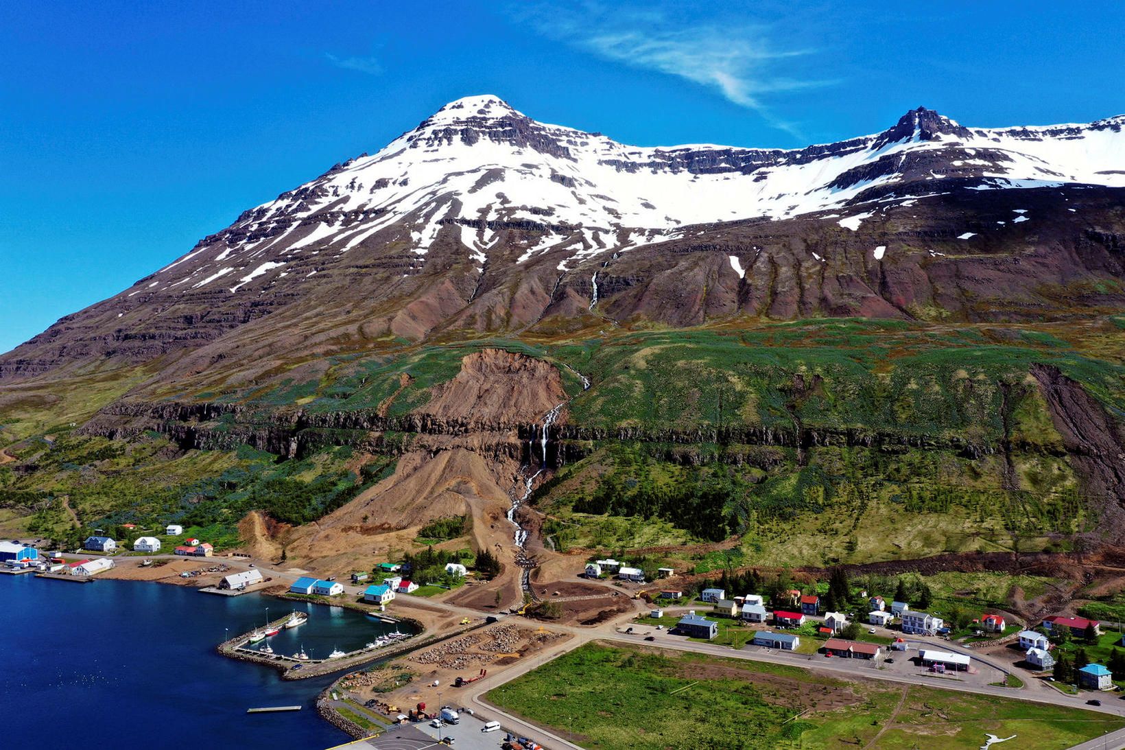 Seyðisfjörður og Strandartindur.