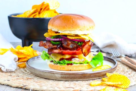 Grillaður hamborgari á vel við á sumardaginn fyrsta. Þessi er rosalegur, með bbq-sósu og jalapeno-snakki …